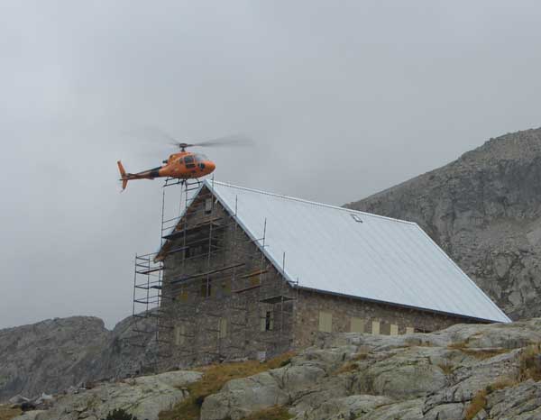 helicóptero de panticosa realizando labores en bachimaña