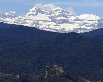 Castillo de Boltaña. Al fondo, Monte Perdido (Ordesa)