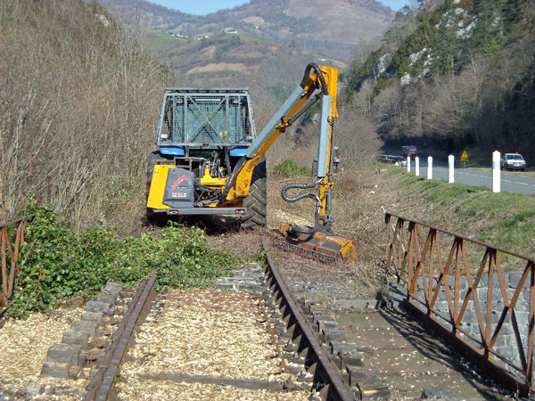 Máquina limpiando la vía en el Valle del Aspe
