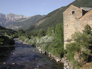Broto. Torre de la Cárcel. Al fondo Ordesa Broto. Torre de la Cárcel. Al fondo Ordesa