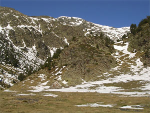 Vista de La Plana, con el refugio al fondo Vista de La Plana, con el refugio al fondo