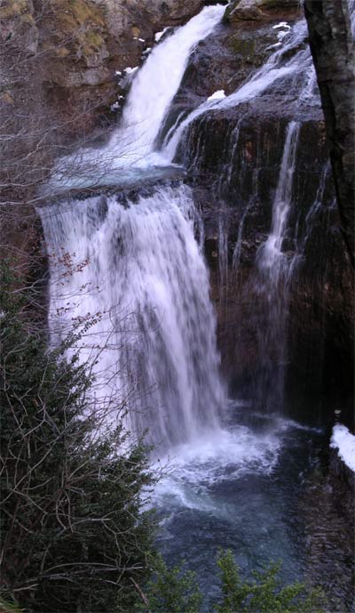 Ordesa: cascada de la cueva Ordesa: cascada de la cueva